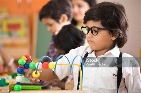 anak kecil belajar  prasekolah foto stok  gambar