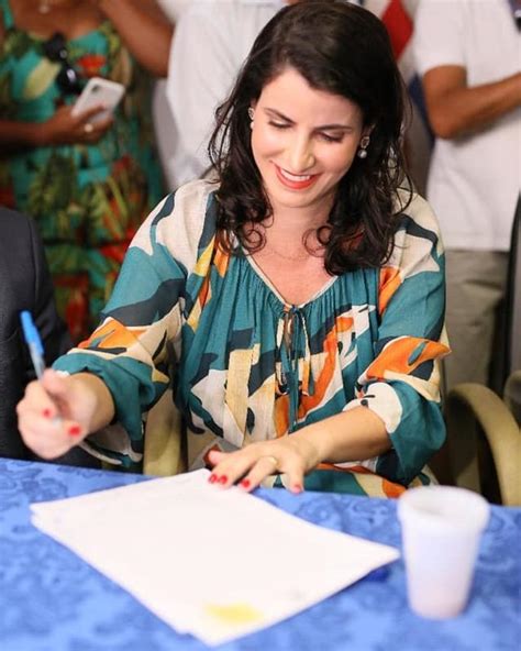 Primeira mulher a comandar Nova Viçosa Luciana Machado toma posse como