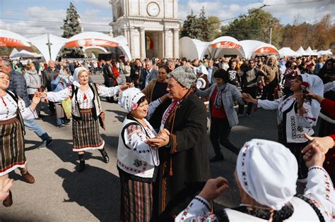 120 MII DE OAMENI AU CELEBRAT VINUL MOLDOVEI Turiști din 15 țări ale