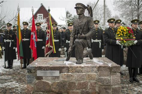 Merkinėje atidengta Lietuvos partizanų vado Adolfo Ramanausko Vanago