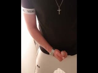 好色的家伙抽搐和说脏话赞美金克 Pornhub Gay