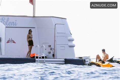 Kendall Jenner Sexy Chills Out In The Blazing Hot Sunshine In Nerano Aznude