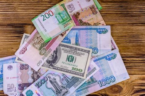 Billete De Cien D Lares Americanos En Los Muchos Rublos Rusos Foto