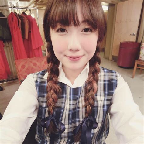 Bạn biết chưa giới sao hot girl Việt đang đổ xô diện tóc tết bên đấy