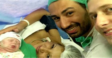 Mãe de rapaz gay dá à luz ao filho dele e do companheiro Página de