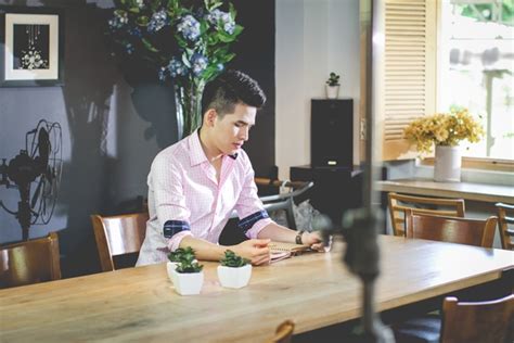 Quốc Thiên hôn say đắm hot girl khi quay MV