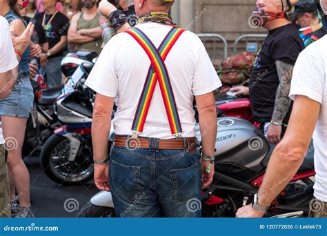 Motorista Gay Con Los Apoyos Las Ligas Del Arco Iris De Lgbt Que Soporta Sus Vaqueros Hablando