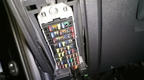 Opel Meriva Vauxhall Meriva Fuse Box Location Youtube