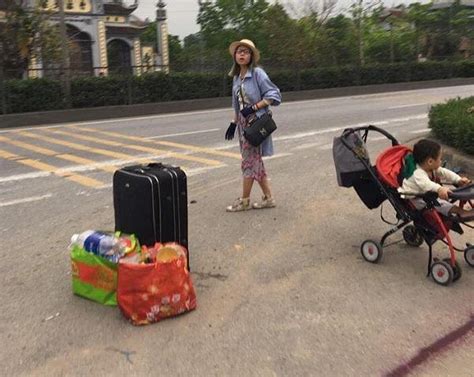 Hot girl Bella xuống sắc tệ hại đưa con trai phơi nắng bắt xe dọc