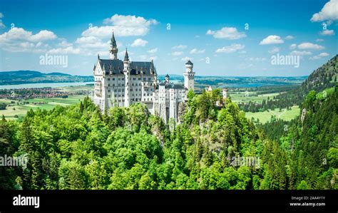 Das Schloss Neuschwanstein In Bayern Hi Res Stock Photography And