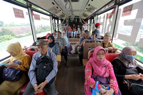 Foto Hari Beroperasi Transjakarta Di Koridor Angkut