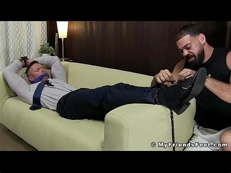 Musculoso Empresario Joey J Atado Por Pies Comiendo Desviado Xvideos