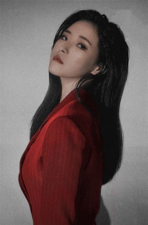 Pin by gay nerd III on LOOΠ 이달의 스녀 Cute couples hugging Olivia hye Kpop girls