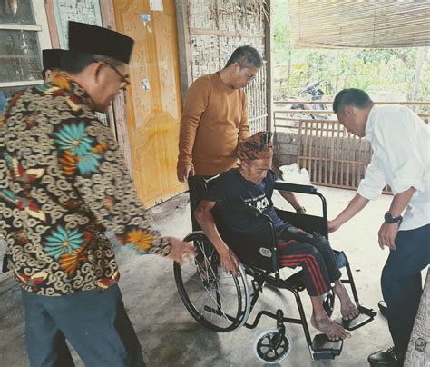 Rachmat Hidayat Gerilya Beri Bantuan Kursi Roda Di Pelosok Lombok Timur