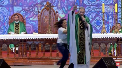 Mulher Empurra Padre Marcelo Rossi Durante Celebra O De Missa No