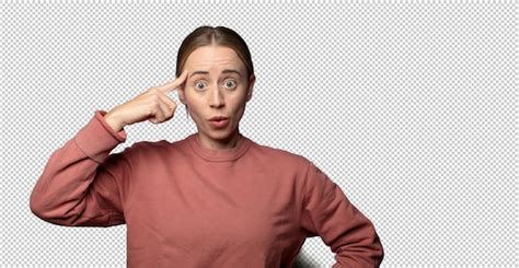 Femme blonde à l air surprise bouche ouverte choquée réalisant une nouvelle idée ou concept