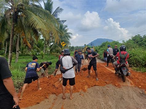 Sejumlah Elemen Warga Di Kayong Utara Gotong Royong Perbaiki Jalan