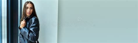 Sexy Frau Mit Brunette Langem Haar Stockbild Bild Von Mode Sch N