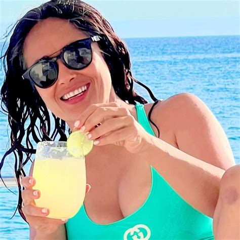 Foto a foto el verano más hot de Salma Hayek HOLA
