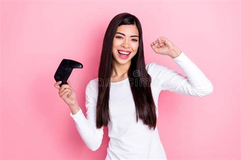 Foto De Horay Jovencita Brunette Lady Griell Playstation Vestida Con Camisa Blanca Aislada En