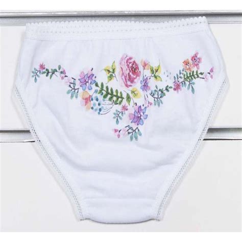 Белые трусики с принтом цветочков на попе для девочек 1,5 года