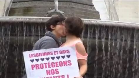 Mariage gay Elles sembrassent fougueusement face aux opposants Vidéo