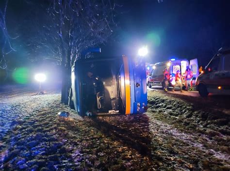 Wypadek Ukrai Skiego Autokaru Pojazd Przewr Ci Si Na Bok Trwa Akcja