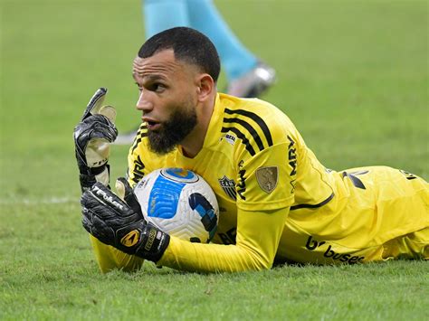 Escándalo en Brasil: el arquero de Atlético Mineiro denunció