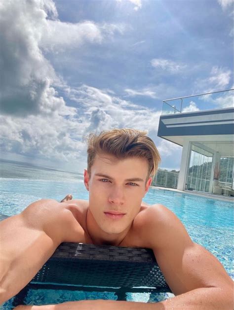 Leonhard Stuke Blonde Guys Instagram Story Selfie