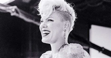 Pink Se Ofrece A Pagar Multa De Equipo Femenino De Balonmano Que Fue Sancionado Por No Usar Bikini