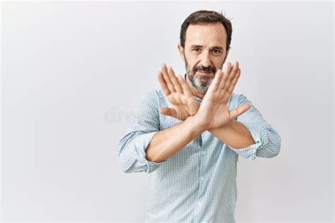 Homem Hisp Nico De Meia Idade Barba De P Sobre O Plano De Fundo