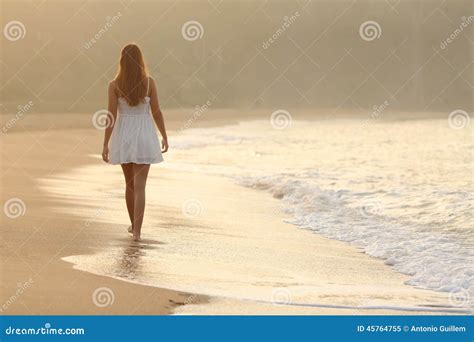 Femme Marchant Sur Le Sable De La Plage Image Stock Image Du Plage