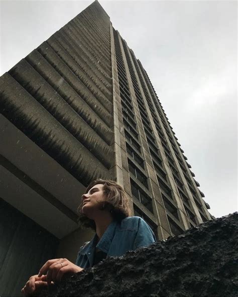 У театра