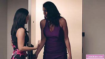 Milf traviesa comiendo su coño mojado bffs XVIDEOS