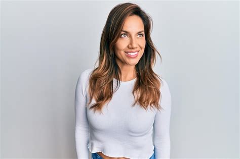 Jovem Latina Vestindo Roupas Casuais Olhando Para O Lado Relaxe A Pose De Perfil Rosto