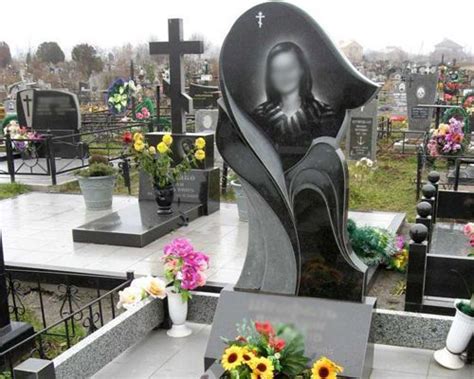 Памятник с цветами, тюльпанами, лилиями в Москве