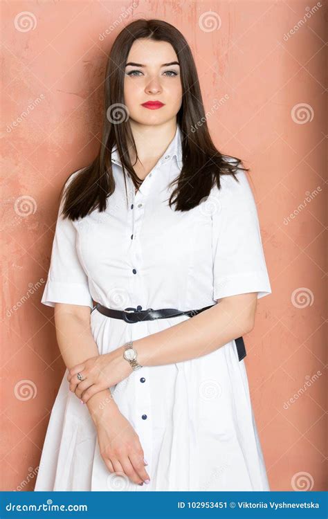 Brunette Mit Dem Langen Gesunden Haar Im Wei En Kleid Auf Orange Oder Braunem Hintergrund