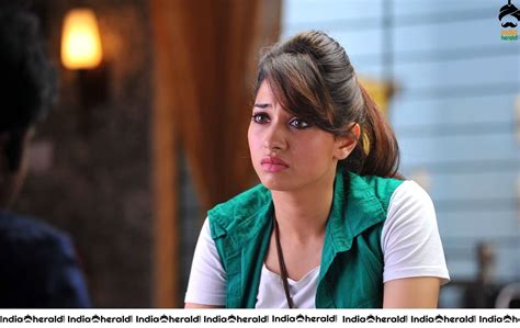 Tamanna Shows Her Hot Expressions And Lustful Assets In The