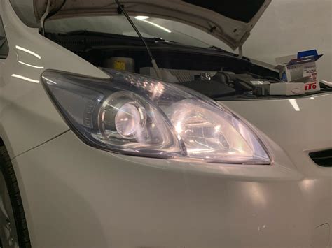 3. Замена лампочек туманок (ближнего света) — Toyota Prius (30), 1,8 л ...