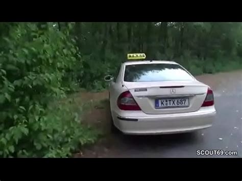 Milf Taxifahrerin Leasst Sich Von Kunden Im Auto Ficken Xvideos
