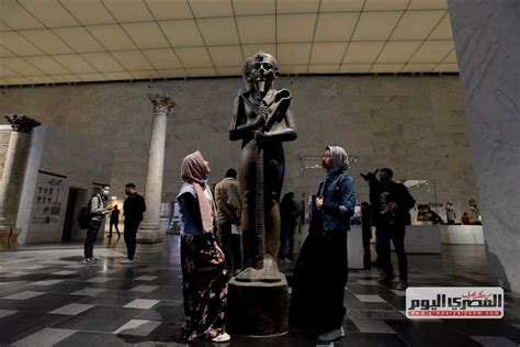 زحام في أول أيام زيارة متحف الحضارة والزوار يلتقطون الصور مع ديكور