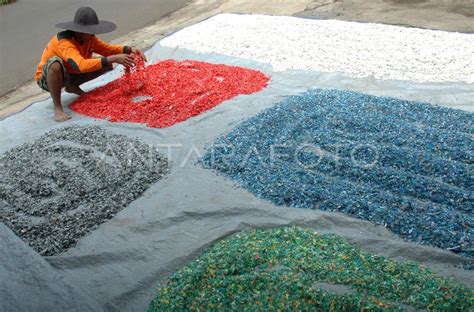 Daur Ulang Limbah Plastik Antara Foto