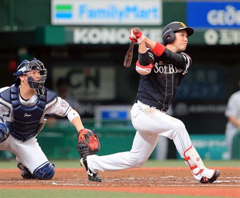 ＜西・ソ5＞2回2死一塁 右越え2ランを放つ栗原（撮影・久冨木 修） ― スポニチ Sponichi Annex 野球