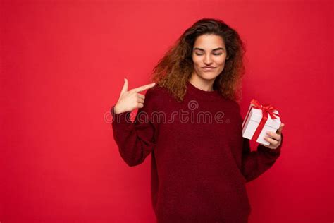 Atractiva Positiva Autoseguro Emocional Joven Brunette Cursi Mujer Aislada Sobre La Pared De