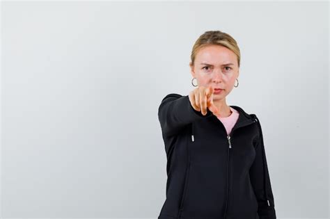 Jeune Femme Blonde Dans Une Veste Noire Photo Gratuite