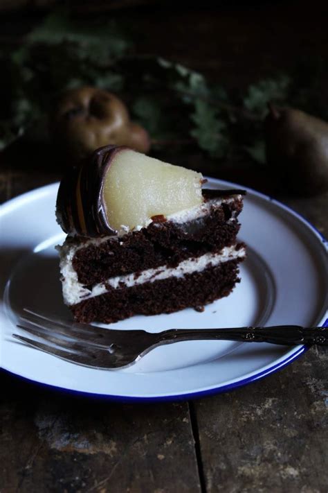 Naked Cake With Pears And Chocolate