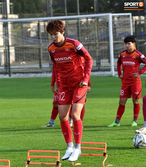 Hot girl Hoàng Thị Loan trang bị kín từ đầu đến chân khi tập luyện dưới cái nắng như đổ lửa