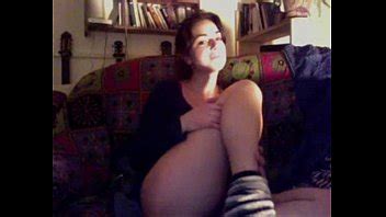 amateur espagnol chaud baisée dans la chatte et le cul sur le canapé et prend un creampie