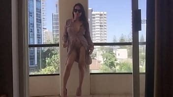 bailando ladyboy en el balcón XVIDEOS