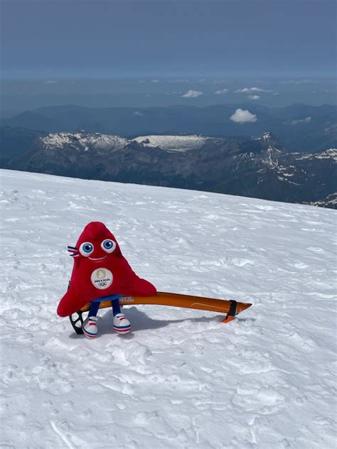 Insolite La Mascotte Des Jo De Paris Au Sommet Du Mont Blanc